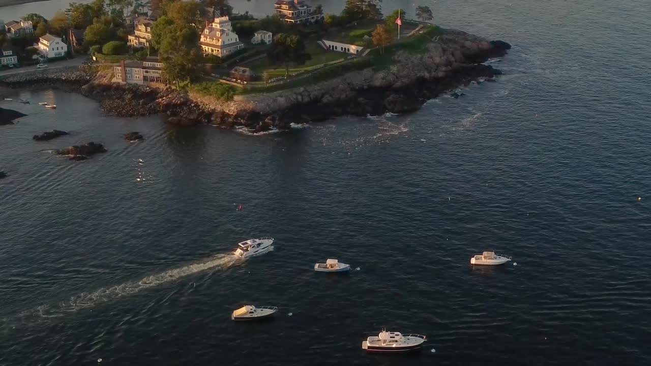 Yacht ancorati e in navigazione vicino a una costa rocciosa nella Penisola di Marblehead