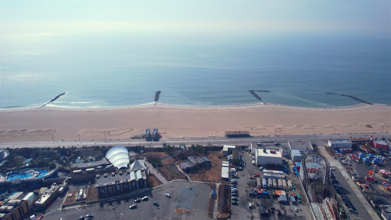 toma deslizante de la magnífica playa de arena de coney island, ciudad de nueva york