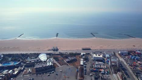 toma deslizante de la magnífica playa de arena de coney island, ciudad de nueva york