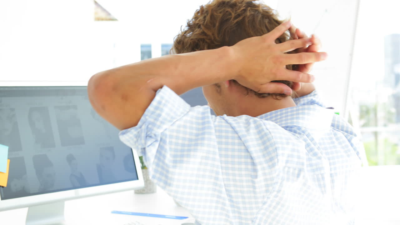 피곤 한 사업가 가 회전 의자 에 누워 있다