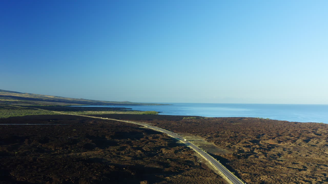 sobrevuelo aéreo carretera costera escénica en hawaii en un día soleado, rey kamehameha carretera drone 4k