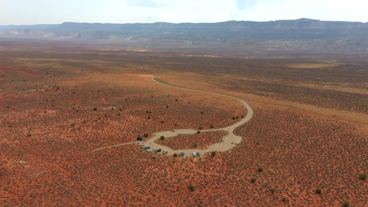 автомобили, припаркованные на пустынной дороге посреди нигде в юте
