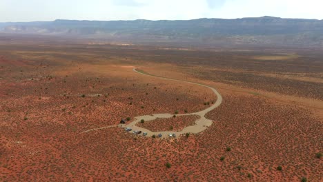 Coches-Estacionados-En-La-Carretera-Del-Desierto-En-Medio-De-La-Nada-En-Utah.