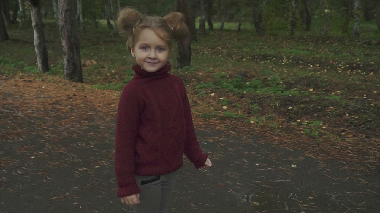 niña en un parque