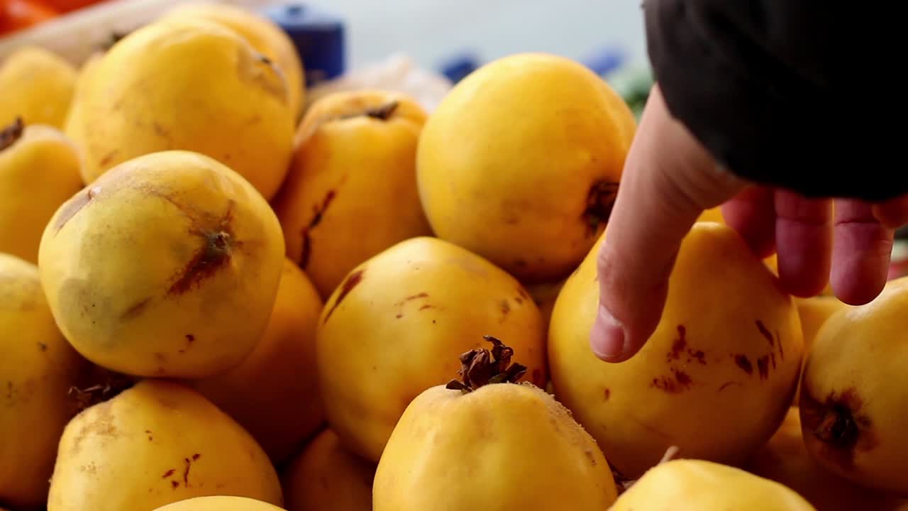 compras de frutas en una tienda de verduras