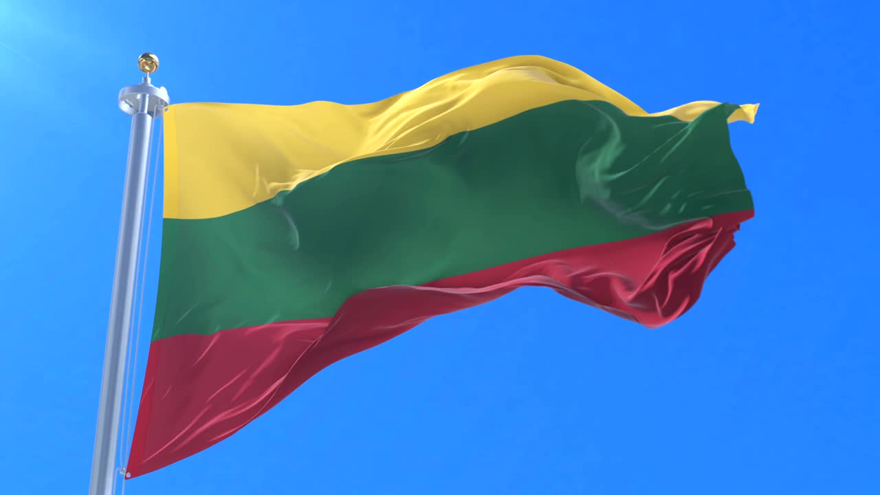 bandera de lituania ondeando en el viento con el cielo azul en lento, bucle