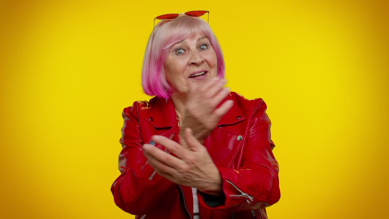 Anziana nonna che allarga le braccia per darti un abbraccio, con espressione piacevole e sentimenti d'amore.
