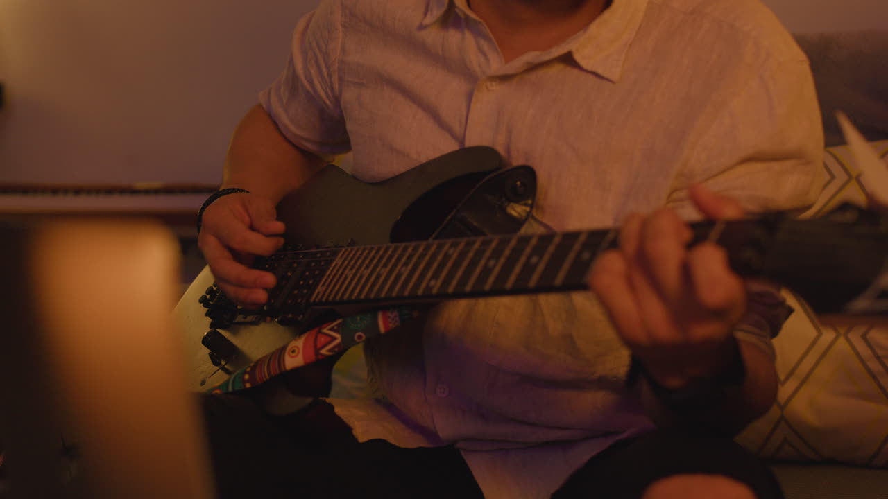 hombre tocando la guitarra eléctrica