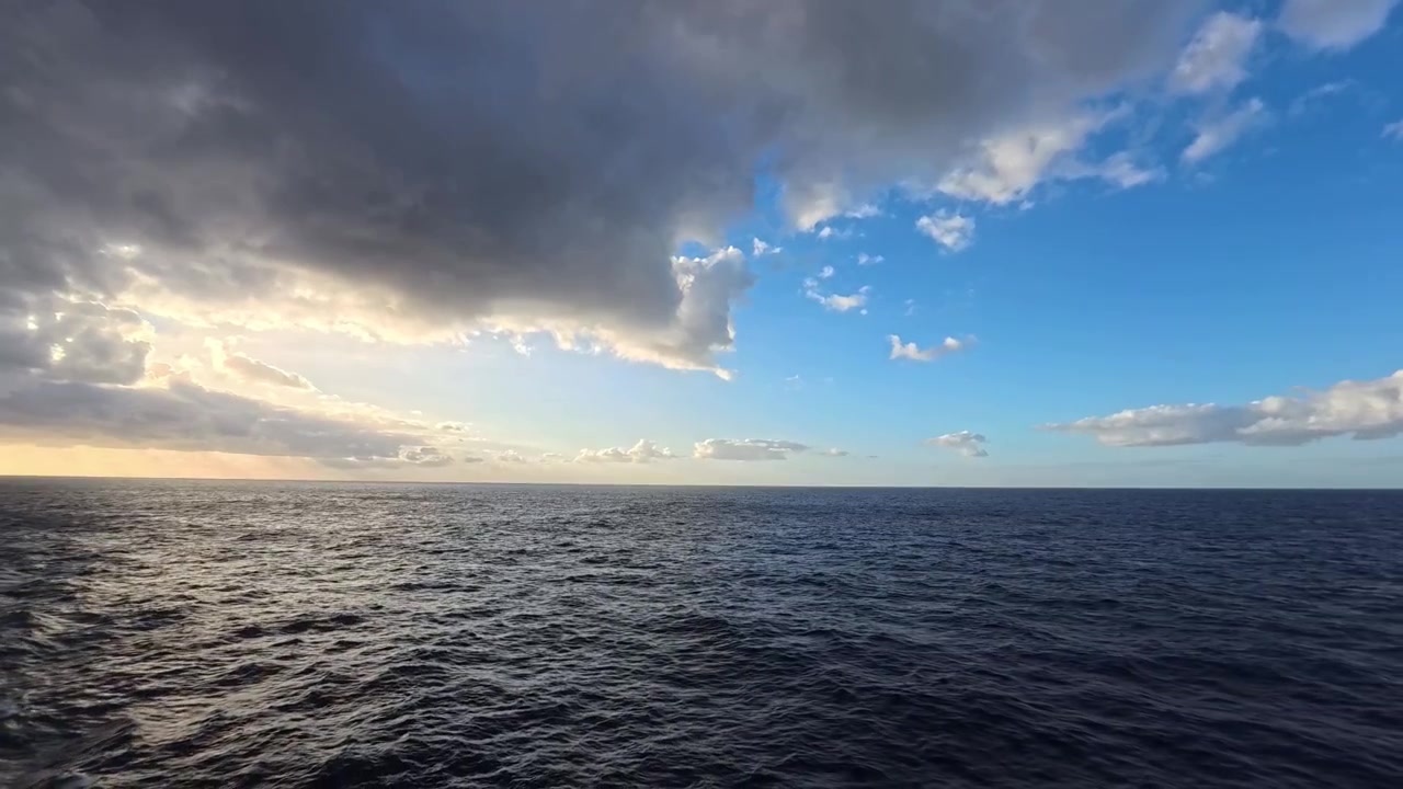 Vasto Orizzonte Oceanico con Nuvole Drammatiche e Luce Solare