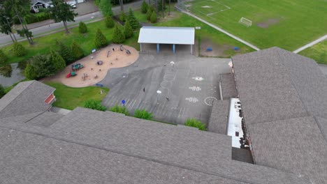 Toma-Aérea-Del-Patio-De-Una-Escuela-Primaria