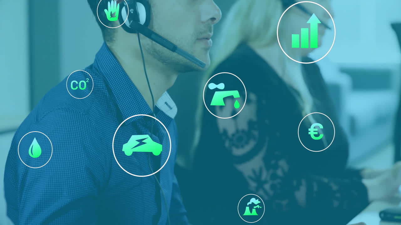 animación de iconos eco y procesamiento de datos sobre diversas personas de negocios que utilizan auriculares de teléfono