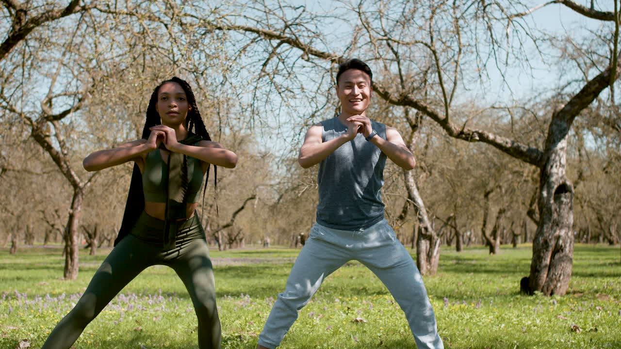 숲에서 스포츠를 하는 사람들