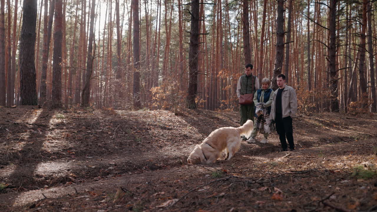 familia con perro en el bosque