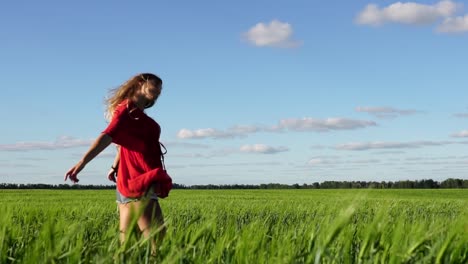 mujer disfrutando de la libertad de la naturaleza