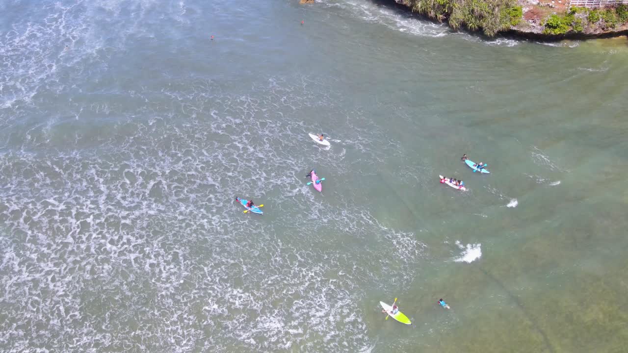 video aéreo de personas en kayak en una playa tropical