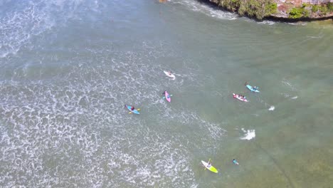 Video-Aéreo-De-Drones-De-Personas-Haciendo-Kayak-En-Una-Playa-Tropical