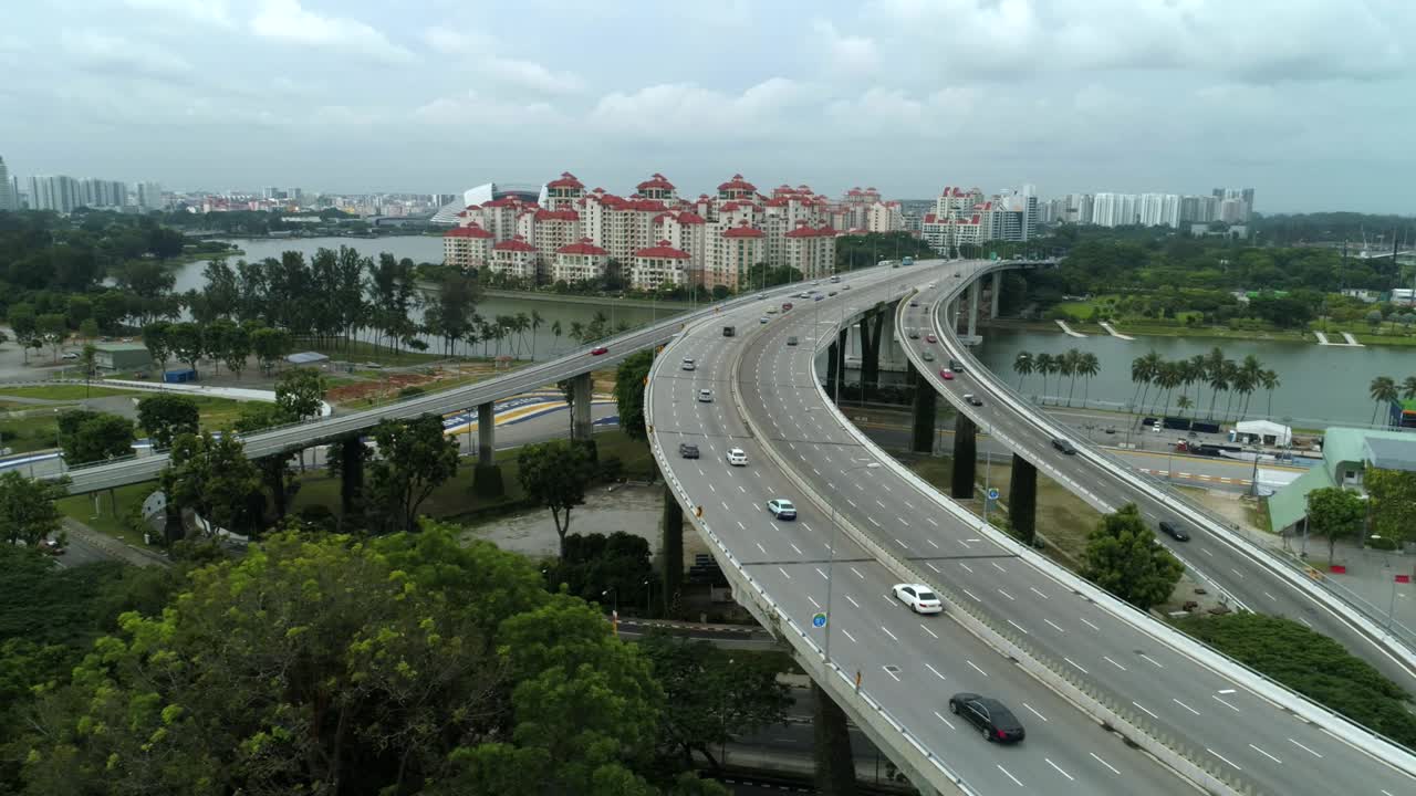 고속도로에서 싱가포르의 공중 풍경. 고속도로에 있는 자동차.