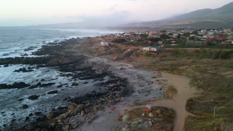 Ufer-Des-Strandes-Von-La-Ballena,-Region-Valparaiso,-Chile