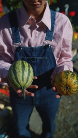 niño con calabazas