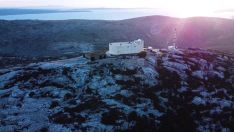 Eine-Schöne-Aussicht-Auf-Den-Sonnenuntergang-Und-Das-Observatorium-Auf-Dem-Berg