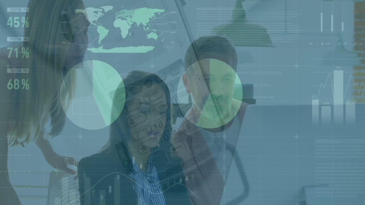 animación de la interfaz infográfica moviéndose sobre colegas caucásicos discutiendo sobre la computadora portátil