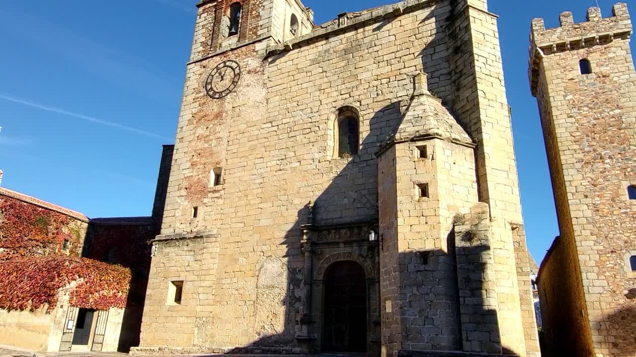Architettura religiosa cristiana. Esterno di una chiesa in stile gotico e plateresco. Chiesa di San Mateo. Cáceres. Spagna