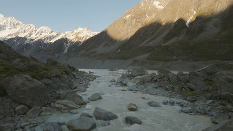 lago glacial hooker con vista al monte cook en los alpes del sur de nueva zelanda