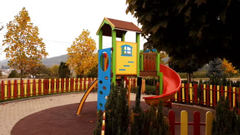 patio de recreo vacío durante una pandemia en la temporada de otoño