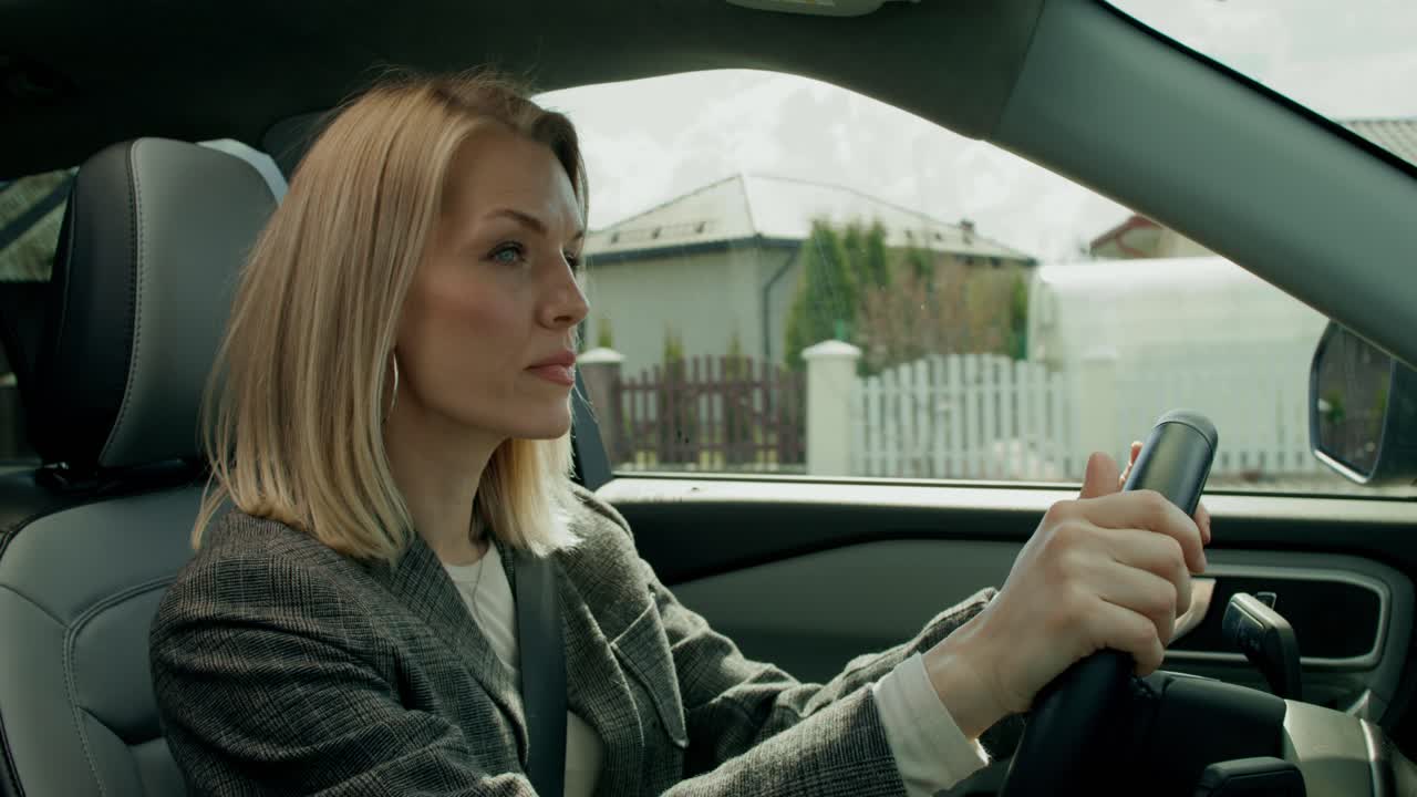 mujer conduciendo un automóvil