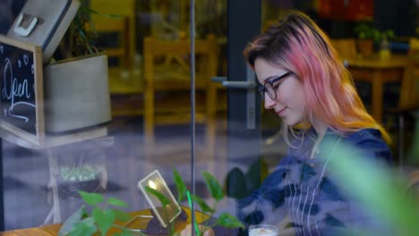 propietaria femenina escribiendo en un bloc de notas 4k