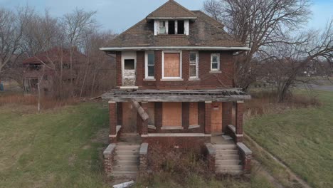 vista de drones de una casa en ruinas en un barrio de detroit