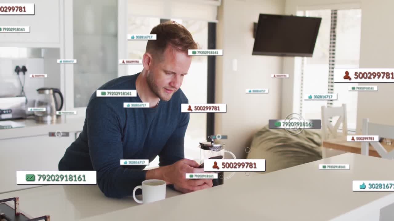 animación de iconos y números de redes sociales sobre un hombre caucásico con teléfono inteligente