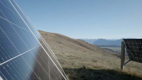 pequeña granja solar en la soleada naturaleza alpina de la isla sur de nueva zelanda