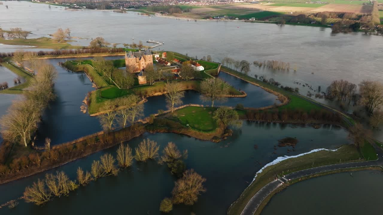 고린체임 근처의 역사적인 슬로트 로베슈타인 (sloot loevestein) 의 낮은 상승 공중 풍경 (netherlands) 강우로 인해 울 강이 2024 년 초에 강변을 넘겼을 때 홍수 물로 둘러싸여 있습니다.