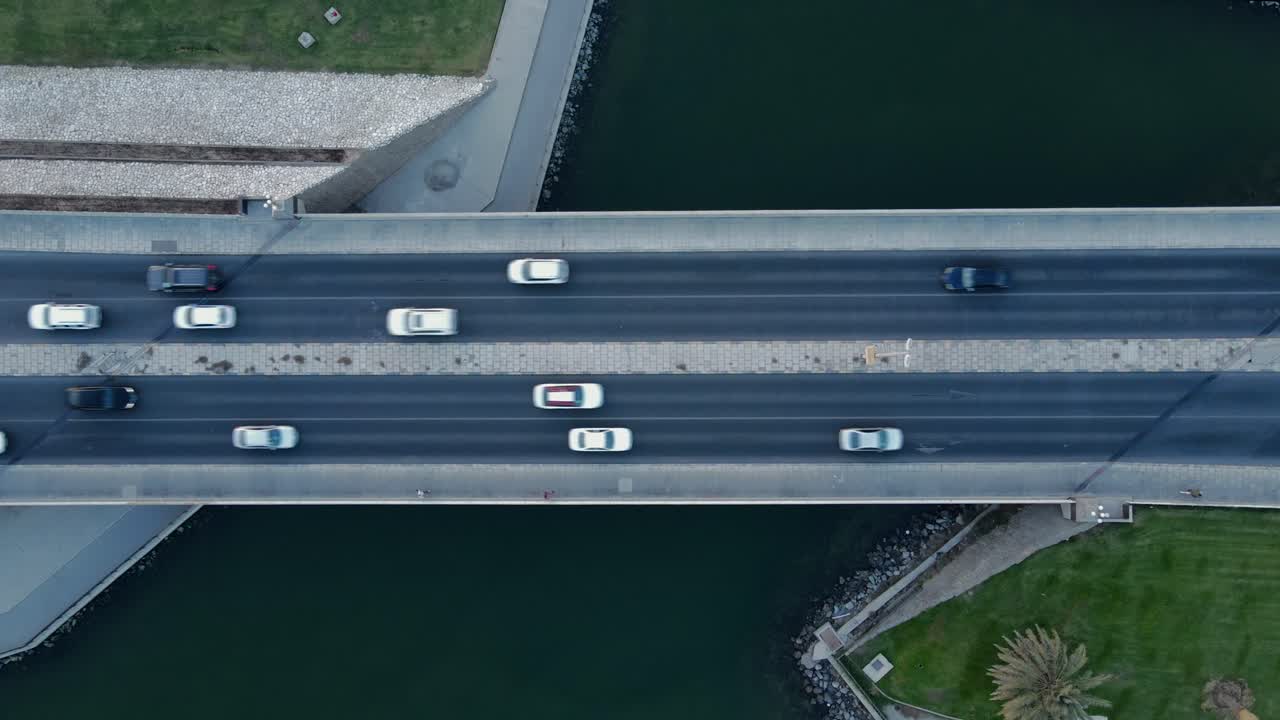 Droneudsigt, trafikbevægelse på broen, travl bytrafik, trafik luftfoto, bytrafik, 4K-optagelser