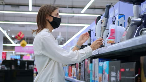 mujer comprando electrodomésticos de cocina en una tienda