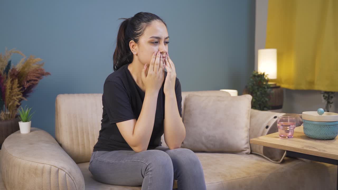 mujer joven y loca. paciente mental.