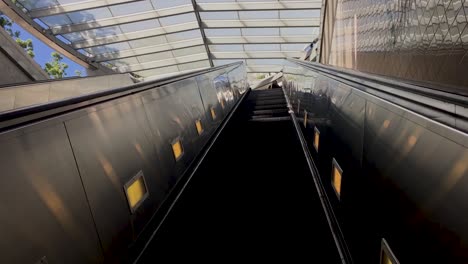 mujer subiendo la escalera mecánica del metro en el centro de los ángeles