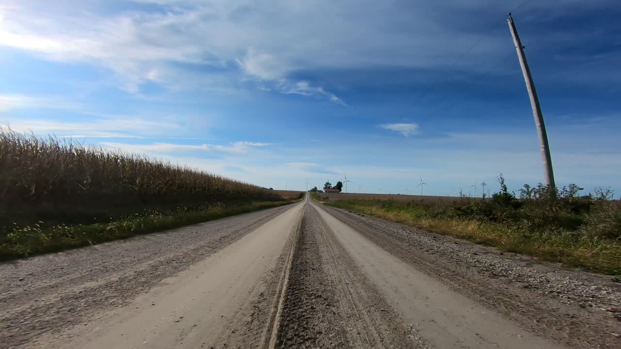 Filmato in soggettiva a doppia velocità mentre si percorre una strada sterrata nell'Iowa rurale.