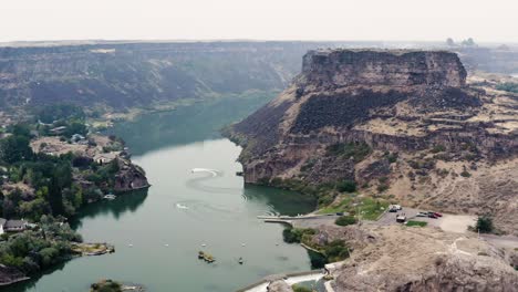 Actividades-De-Navegación-En-El-Río-Snake-En-Idaho,-Cerca-De-Las-Famosas-Cataratas-Shoshone