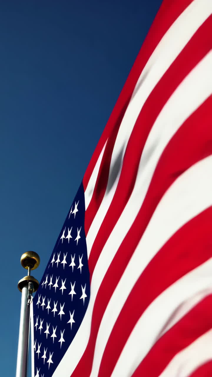 Bandiera americana sventola contro il cielo blu