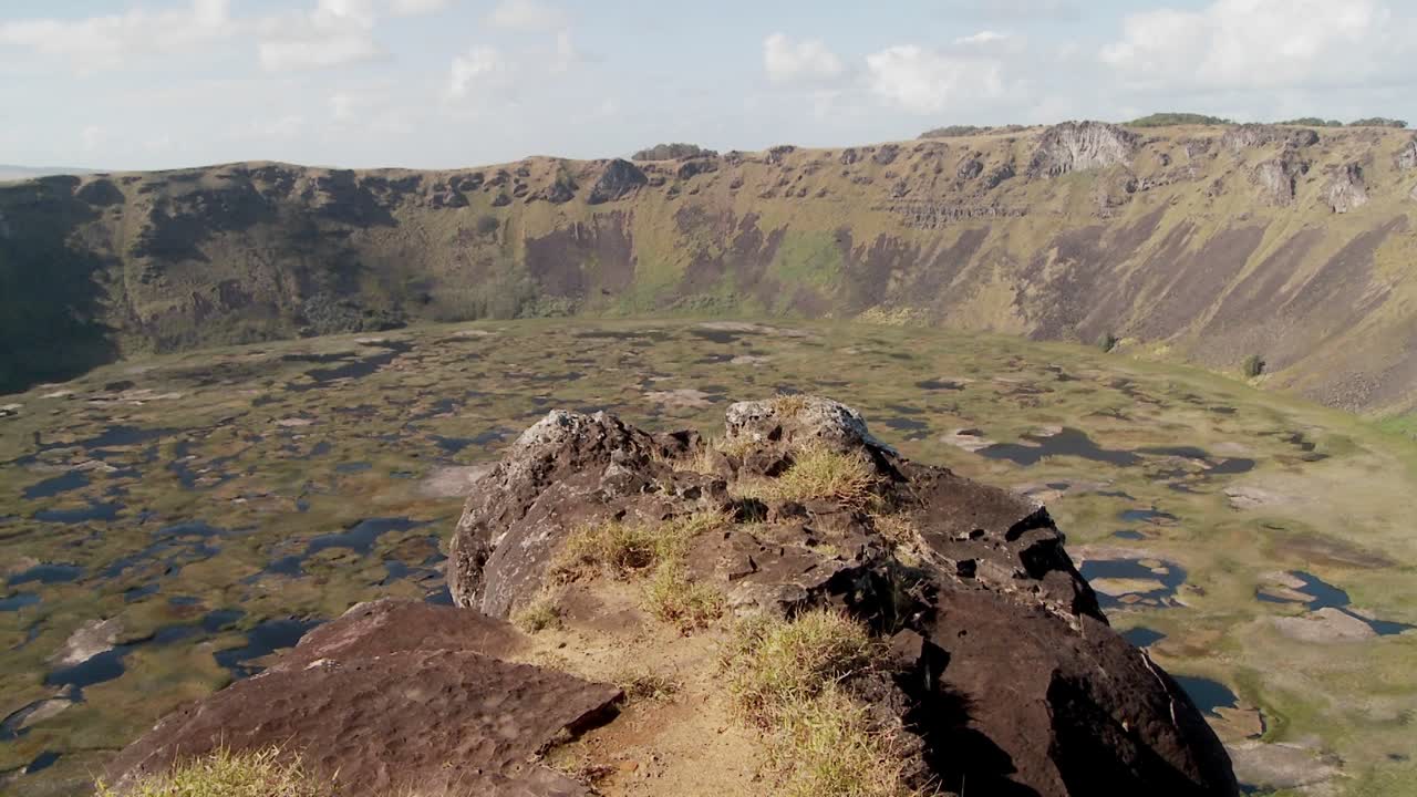 이스터 섬 1의 화산 원뿔 분화구를 가로지르는 저속 촬영