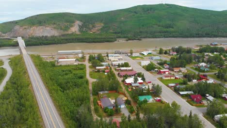 Video-De-Dron-De-4k-Del-Puente-De-Armadura-De-Acero-De-Honor-De-Los-Vereranos-Nativos-De-Alaska-Sobre-El-Río-Tanana-En-Nenana,-Alaska-Durante-El-Día-De-Verano