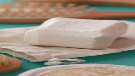 un primer plano de una barra de jabón blanco