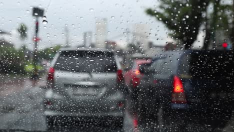 Situación-Del-Tráfico-En-La-Carretera-Cuando-Llueve.-Enfoque-Selectivo