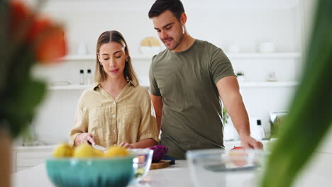 tableta, comida y una pareja cocinando una comida