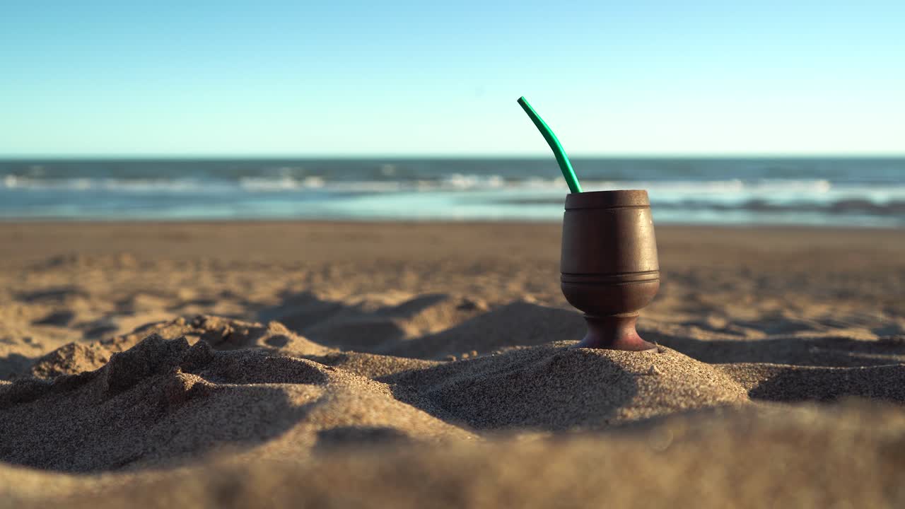 infusión de mate en la playa de arena en vacaciones de verano día soleado, vacaciones de verano