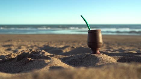 infusión de mate en la playa de arena en vacaciones de verano día soleado, vacaciones de verano