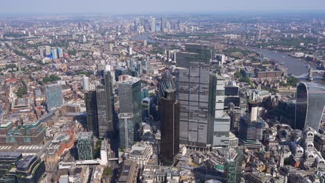 Vista-Aérea-De-La-Ciudad-De-Londres-Con-Canary-Wharf-Al-Fondo,-El-Río-Támesis-Y-El-Fragmento