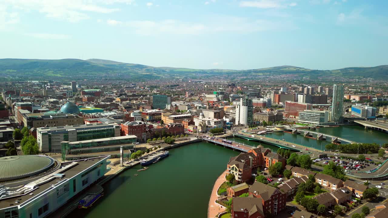 Luftfoto, der afslører Belfast centrum, Nordirland, Storbritannien på en lys og solrig dag. Produceret i 4K, 60FPS og med Rec709 farve.